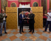 Premio Granada Noir 7 a Carlos Zanón por parte del alcalde, Francisco Cuenca